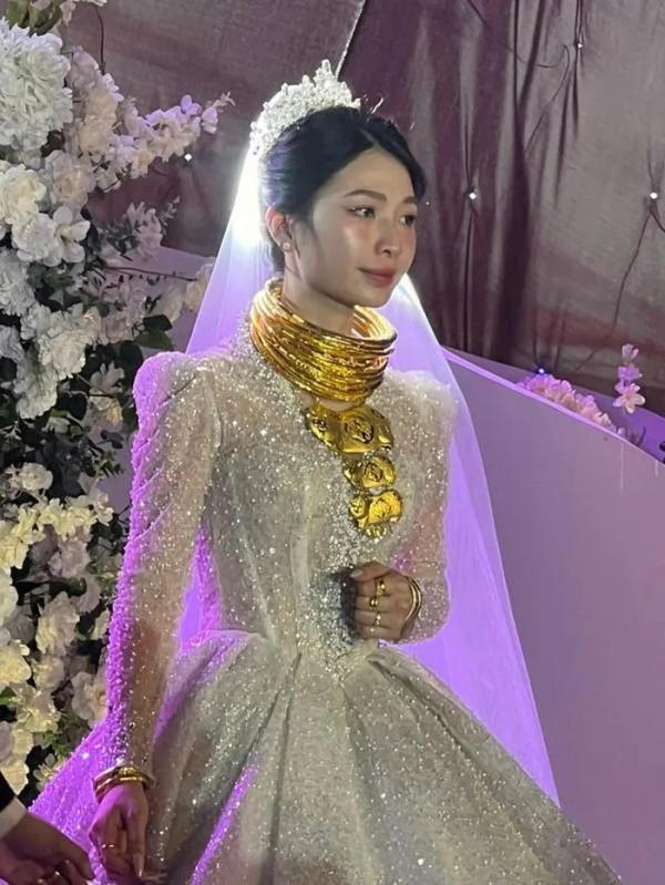 Đám cưới “siêu khủng” ở Hà Tĩnh: cô dâu đeo vàng trĩu cổ
