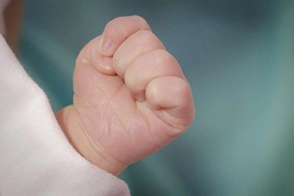 Muốn biết một đứa trẻ có thông minh hay không cứ nhìn nắm tay là biết