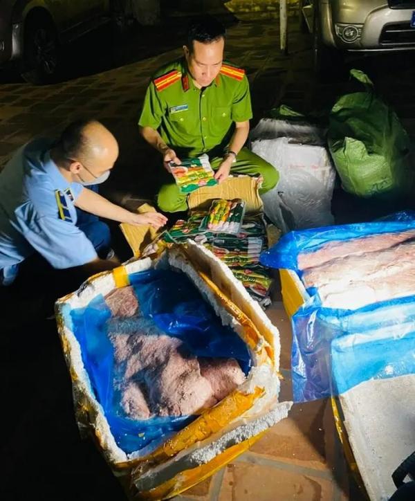 Phát hiện gần 2 tấn nầm lợn, lạp xưởng nhập lậu đang trên đường đi tiêu thụ