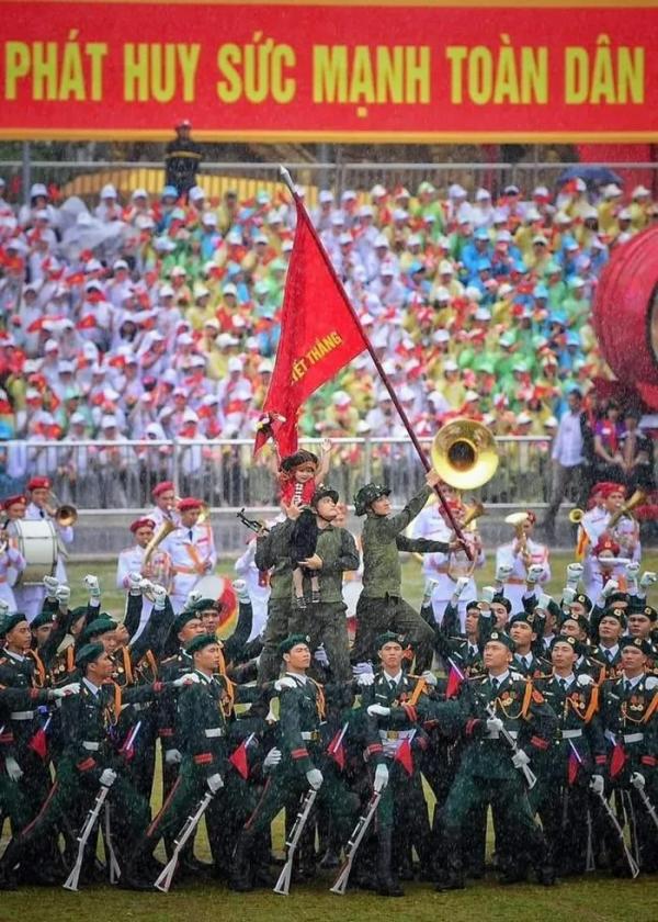 “Em bé tượng đài” dưới mưa trong đại lễ kỷ niệm chiến thắng Điện Biên Phủ gây sốt MXH là ai?