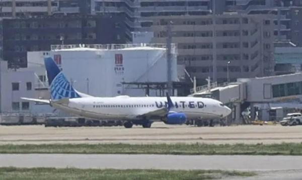 Nhật Bản: Một máy bay của United Airlines hạ cánh khẩn cấp