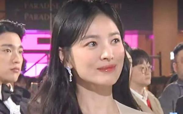 Song Hye Kyo sung sướng khi được “người tình bí mật” ủng hộ, còn công khai cả cách gọi thân mật
