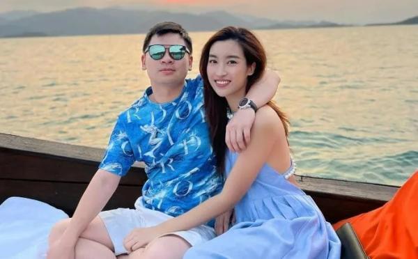 Không phải xế hộp, Đỗ Mỹ Linh và chồng thiếu gia chạy xe máy hẹn hò