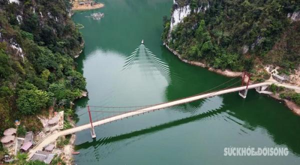 Chiêm ngưỡng cảnh sắc sơn thủy hữu tình bên cây cầu treo Pa Phông