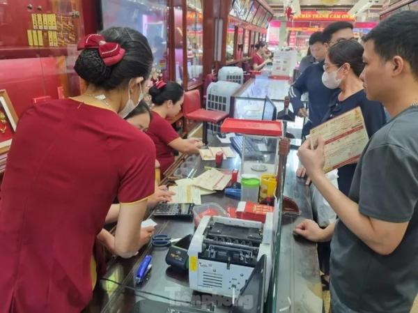 Giá vàng như “lên đồng”, có tiền cũng không mua được