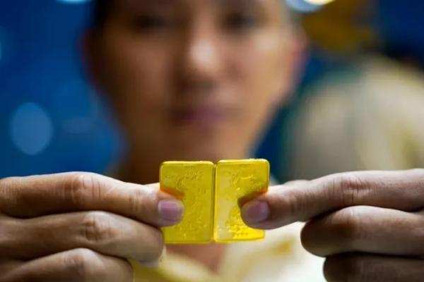 Vàng miếng SJC lùi sâu dưới mốc 90 triệu đồng/lượng