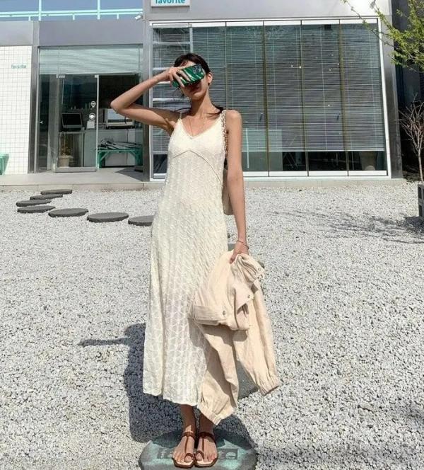 Kiểu váy trắng dễ chịu và mát mẻ được yêu thích trong mùa hè