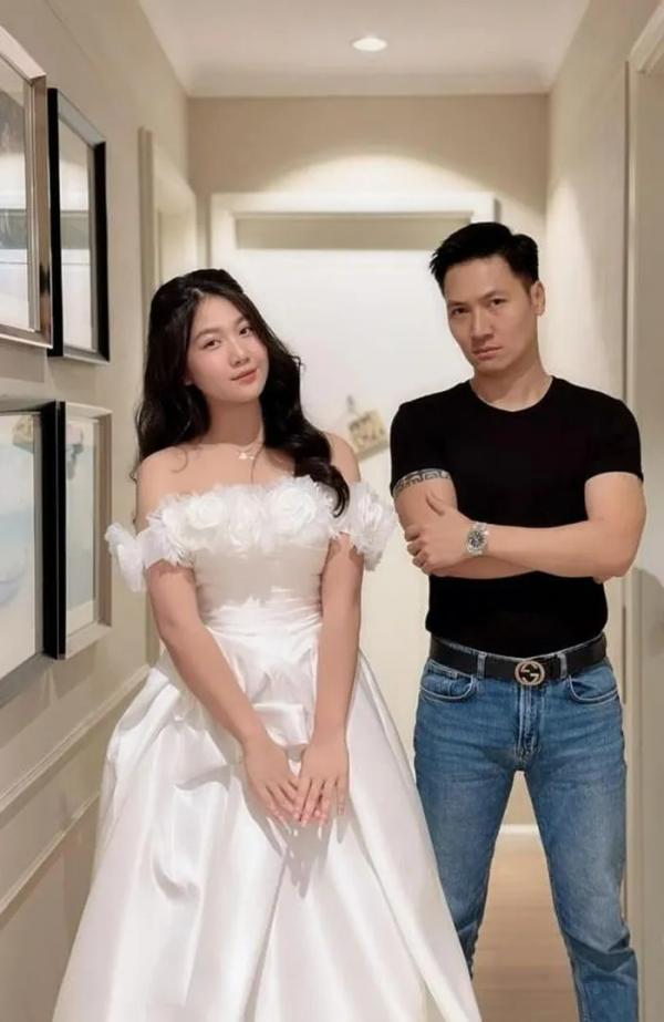 Con gái diễn viên Mạnh Trường sắp ca vượt bố, xinh như hoa hậu