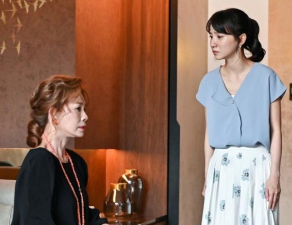 Con rể cũ tái hôn, trước đám cưới nó tới gửi thiệp mừng, mở ra tôi trào nước mắt