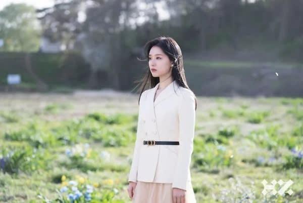 Dior gây bức xúc vì không không thông báo rõ ràng danh phận của Kim Ji Won
