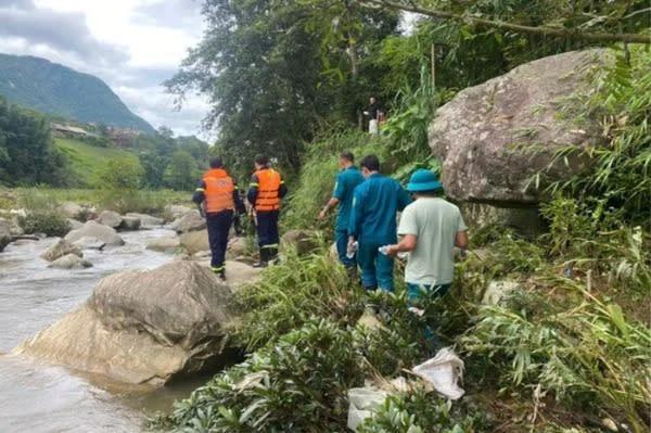 Leo lên “tầng tum” của trường tiểu học để chơi, 2 cậu bé mắc kẹt suốt 3 ngày và màn sinh tồn ngoạn mục
