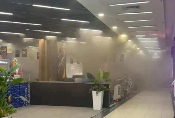 Khói nghi ngút trong BigC Thăng Long, nhiều người hốt hoảng bỏ chạy