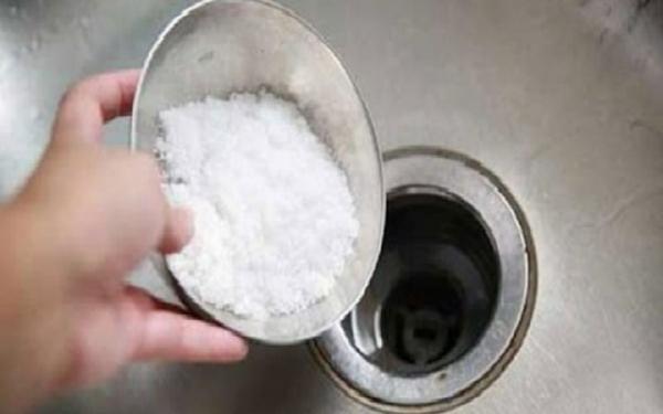 Đổ muối xuống ống thoát nước có tốt không? Biết được tác dụng, nhà nhà học theo