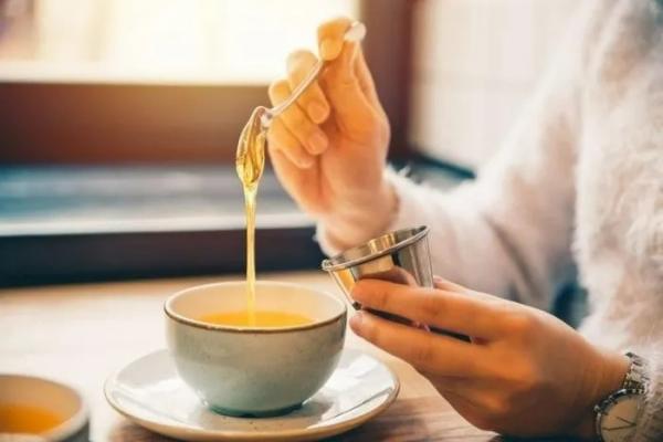 Uống mật ong pha nước ấm trước khi ngủ có tác dụng gì?