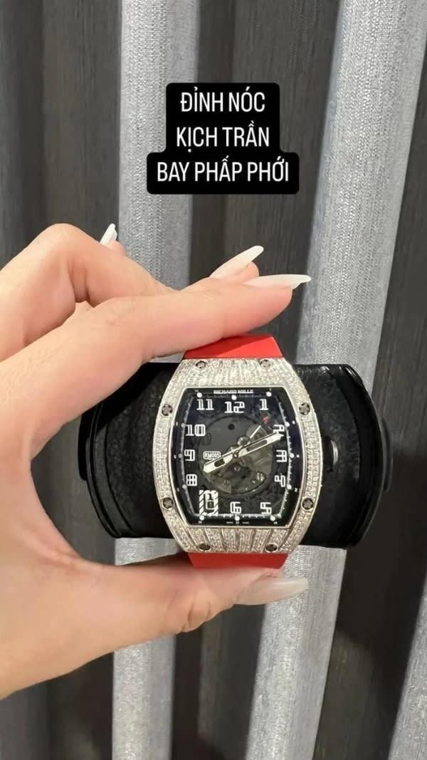Chân dung người đẹp thể hiện đẳng cấp khi rút “”hầu bao’ mua đồng hồ 2 tỷ