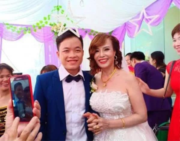 Cô dâu Thu Sao tiết lộ chuyện “phòּng thּe” với chồng trẻ kém 36 tuổi