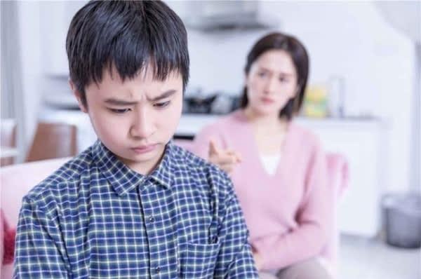 Cha mẹ khôn ngoan không chia sẻ 3 điều này về con cái