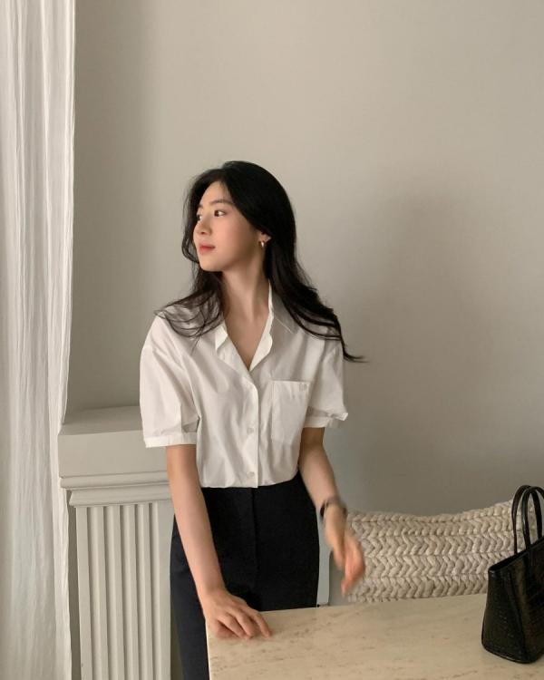 Nàng theo đuổi phong cách tối giản hãy ưu tiên sắm 5 mẫu áo sau đây để nâng tầm diện mạo
