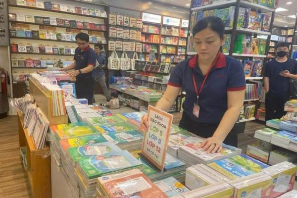 Sách giáo khoa đầu năm học: thiếu thế nào và đủ ra sao?