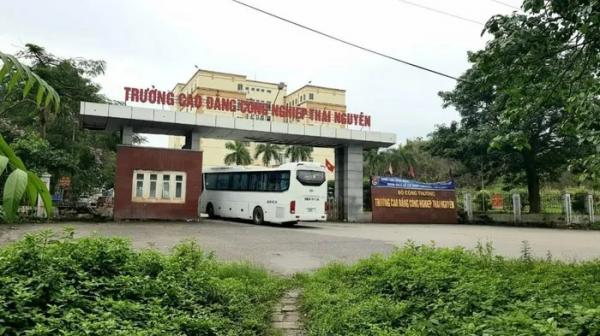 Hơn 10 học sinh nhập viện chưa rõ nguyên nhân: Một em đã tử vong
