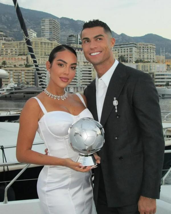 WAGs giàu nhất thế giới: Vợ Messi, Ronaldo thua một người sở hữu 11000 tỷ