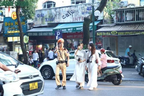 Công an Hà Nội ra quân bảo đảm an toàn giao thông ngày khai giảng
