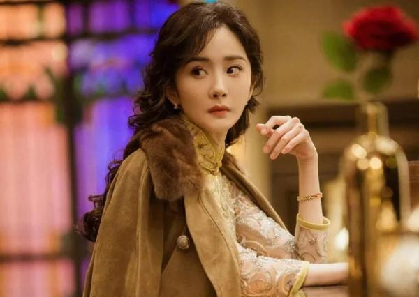 Top 10 nghệ sĩ được tìm kiếm nhiều nhất Weibo 2024: Triệu Lệ Dĩnh vững vàng top 1
