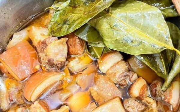 Kho thịt cùng loại lá này, thịt lên màu vàng óng mà không cần thắng đường