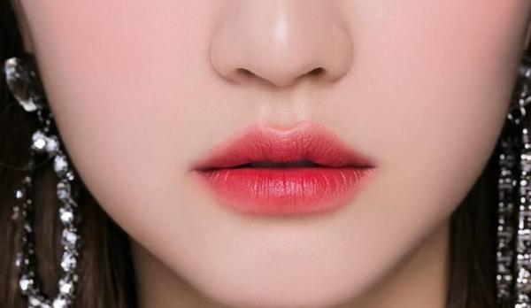 Mẹo tô son môi bền màu lâu trôi mà không hề bị khô chị em nên biết
