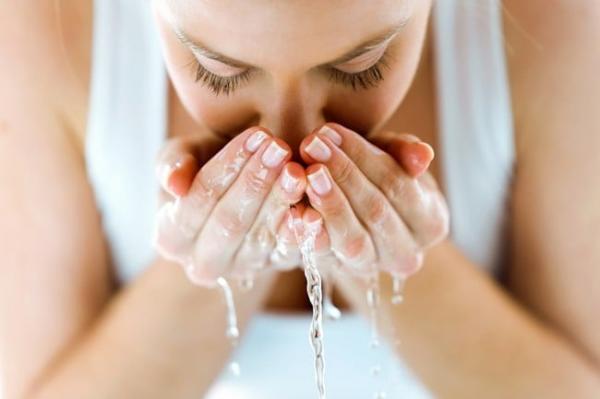 Rửa mặt theo 6 cách này bảo sao da ngày càng xấu, chảy xệ nhiều nếp nhăn
