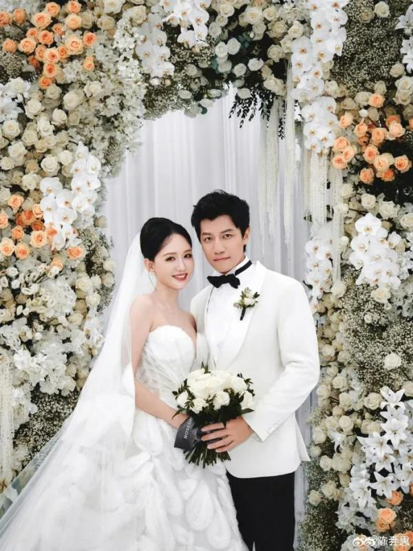 Nữ diễn viên đình đám châu Á xả loạt ảnh đám cưới “vừa đẹp vừa vui”
