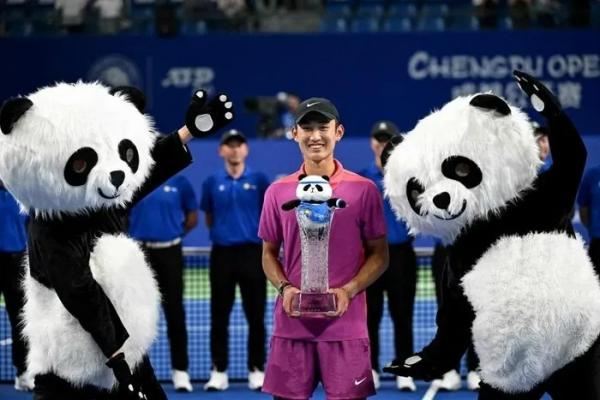 Tay vợt tuổi teen Trung Quốc tạo nên lịch sử ATP Tour