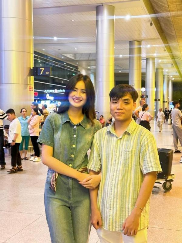 Hoa hậu Ý Nhi về nước, thể hiện tình cảm với bạn trai tại sân bay