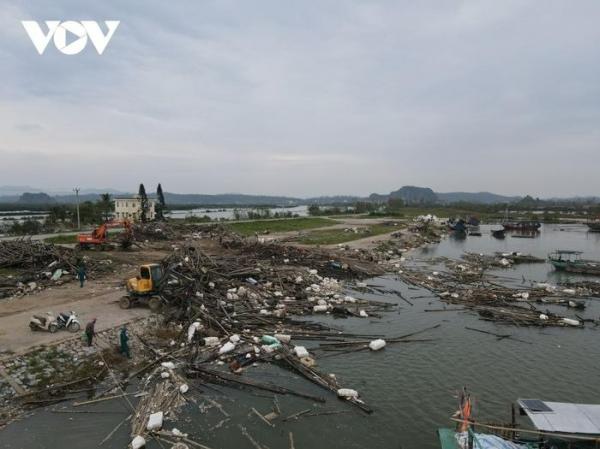 Hơn 10.000 tấn rác xâm lấn mặt nước ở Quảng Yên, Quảng Ninh sau báo số 3