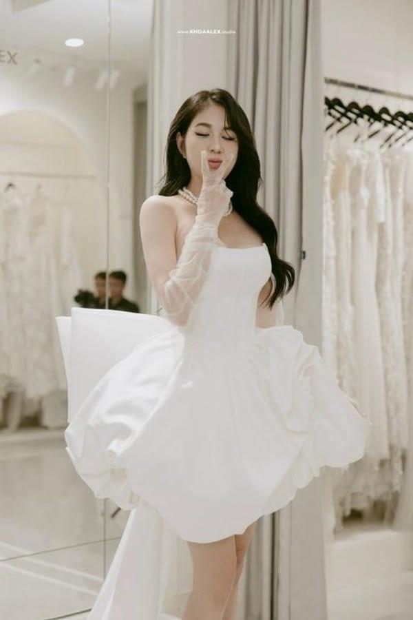 Hot girl bán bánh tráng lên xe hoa, nhan sắc “đỉnh nóc kịch trần”