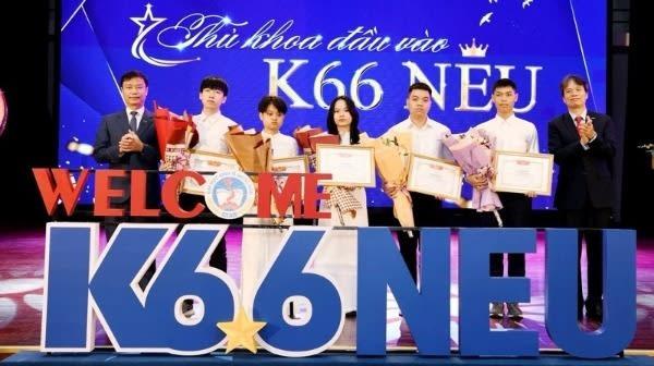 Trường đại học Kinh tế quốc dân trao học bổng cho các thủ khoa
