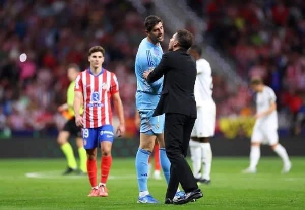 Thủ môn Courtois bị tấn công trong trận derby Madrid nảy lửa