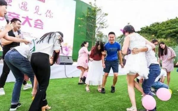 Kết đôi cho người “ế”: 1 tháng đút túi vài tỉ
