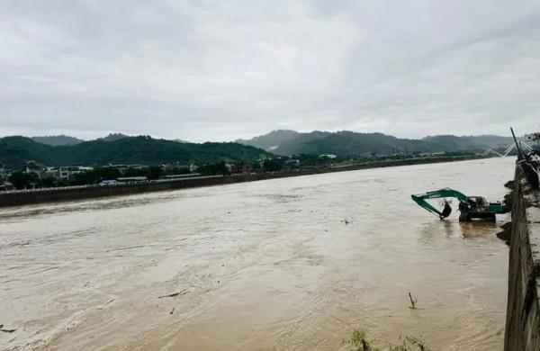 Nước sông Hồng đang lên ở Lào Cai