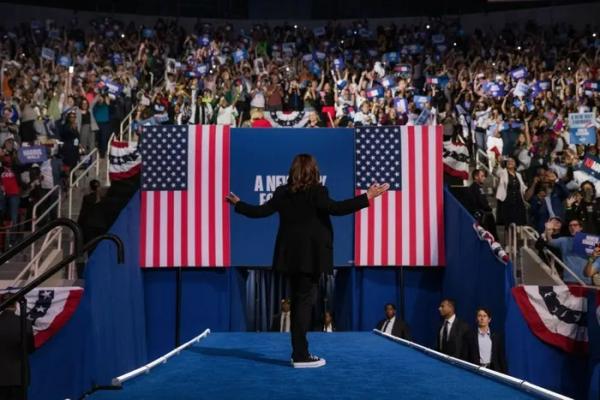 Cách bà Harris đảo ngược chiến thuật của ông Trump
