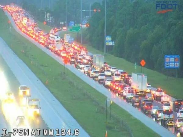 Florida đón bão “tồi tệ” nhất thế kỉ, dân Mỹ sơ tán kín đường cao tốc
