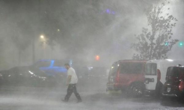 Bão Milton gây mưa “nghìn năm có một”, sóng biển cao gần chục mét khi đổ bộ Florida, Mỹ