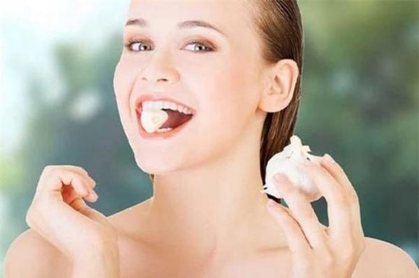 Mẹo hay khử mùi hôi sau khi ăn tỏi, cực hiệu quả mà không cần đánh răng