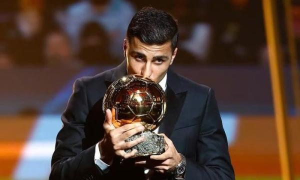 Ẵm Quả bóng Vàng 2024, Rodri giúp Man City đi vào lịch sử