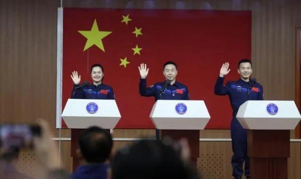 Trung Quốc đưa thêm ba phi hành gia vào không gian