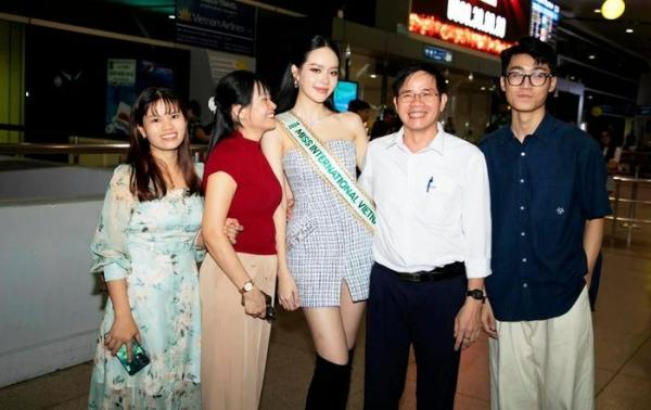 Hoa hậu Thanh Thủy rạng rỡ lên đường dự thi Miss International 2024