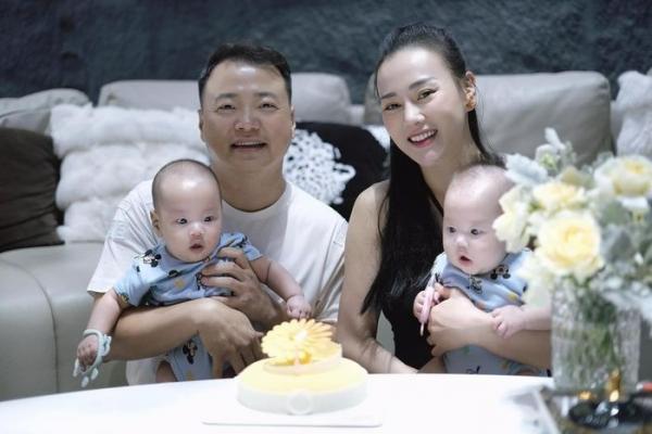 Hai “baby shark” nhà Phương Oanh lần đầu cùng mẹ làm 1 việc