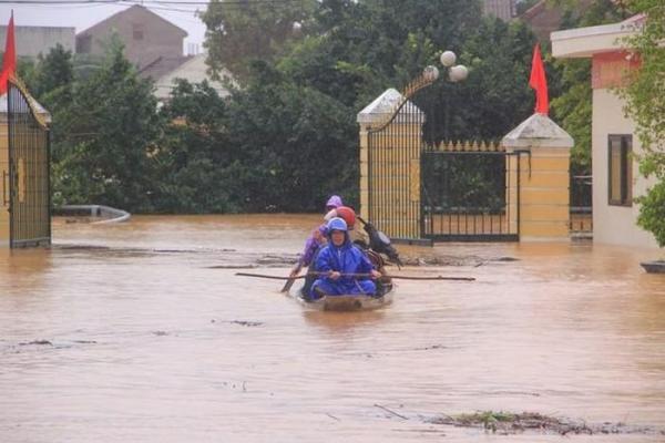 Mưa giảm nhưng nước rút chậm, người dân “rốn lũ” Lệ Thủy vẫn lo âu