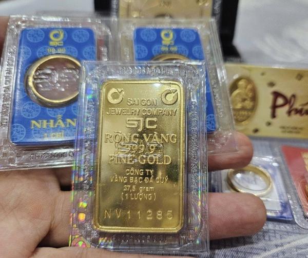 Điều gì khiến chuyên gia cảnh báo giá vàng có thể rơi thẳng đứng?