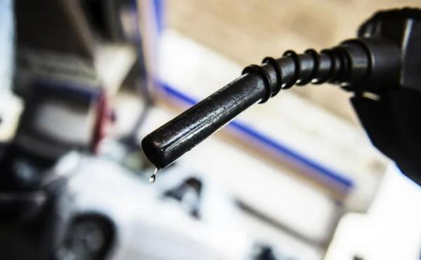 Giá dầu thế giới tiếp tục đi xuống